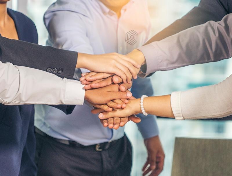 izodom wspolpraca ludzie trzymajace sie za rece