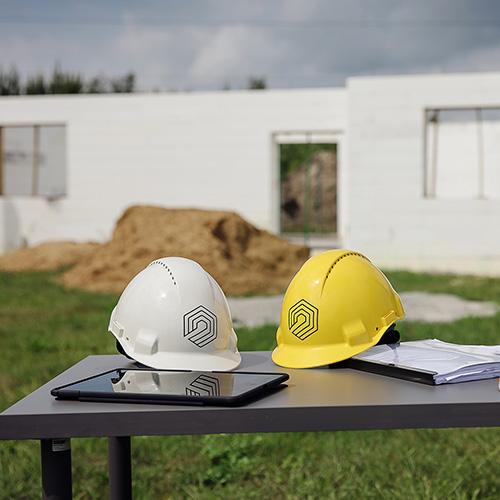 izodom dwa kaski z logo współpraca