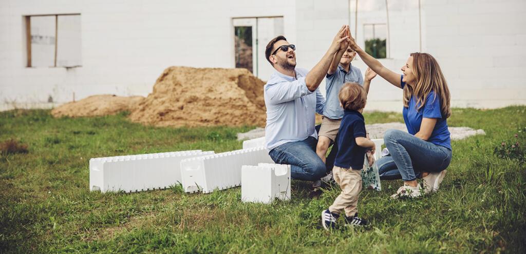 izodom szczesliwa rodzina na budowie izodom