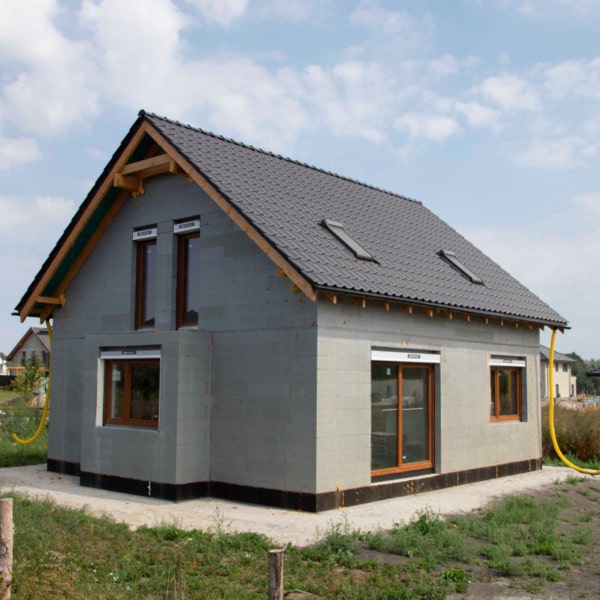 Dom_w_technologii_izodom_ze_skośnym_dachem_w_stylu_stodoły