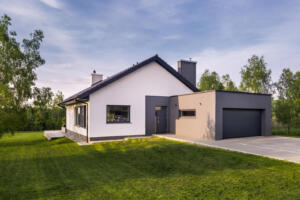 izodom-Projekty domów IZODOM stanowią jedną z alternatyw dla domów murowanych oraz tych wykonanych z drewnianych elementów (dom drewniany)