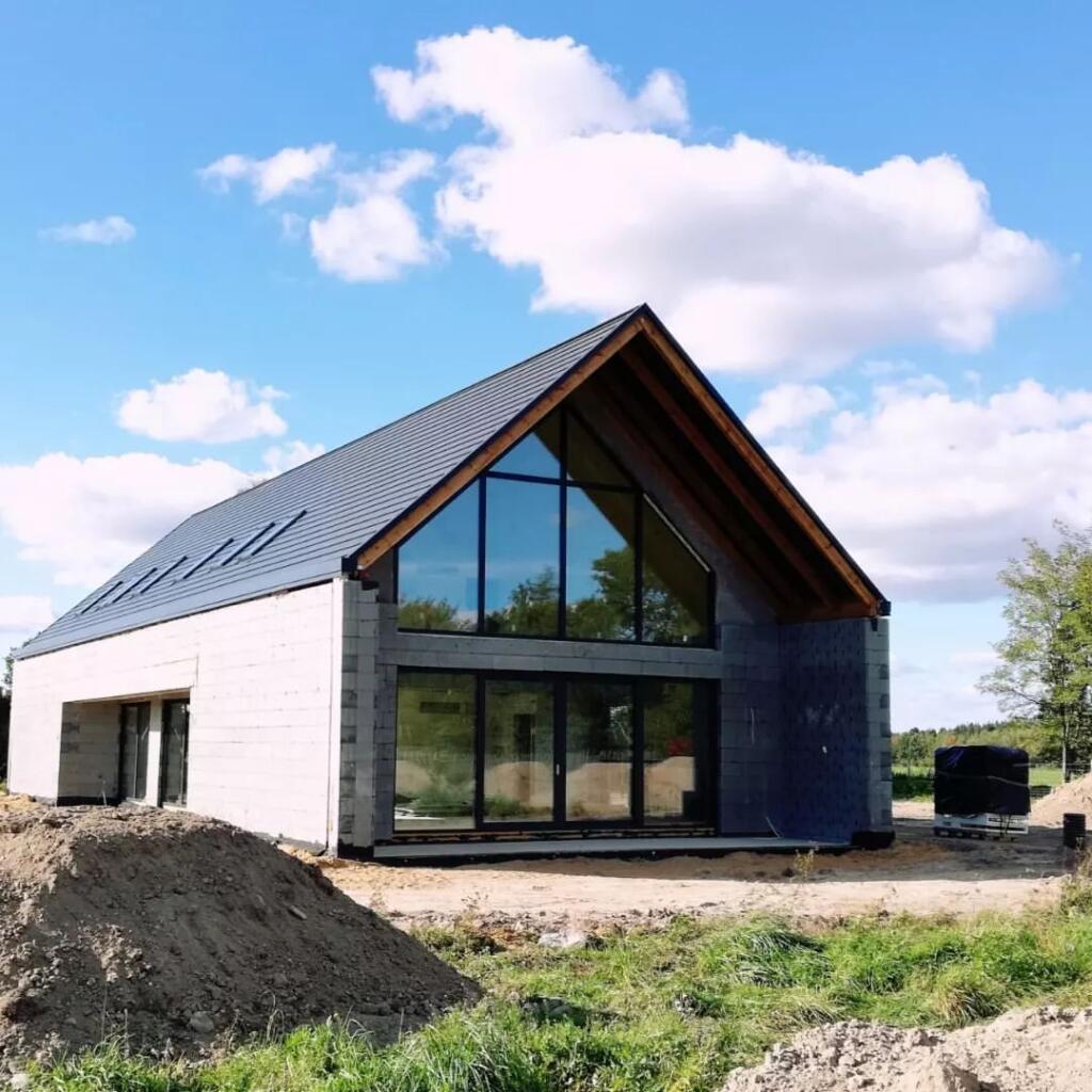 Dom w stylu stodoła w stanie surowym zamkniętym z IZODOM