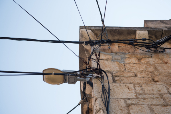 uzbrojenie działki w prąd